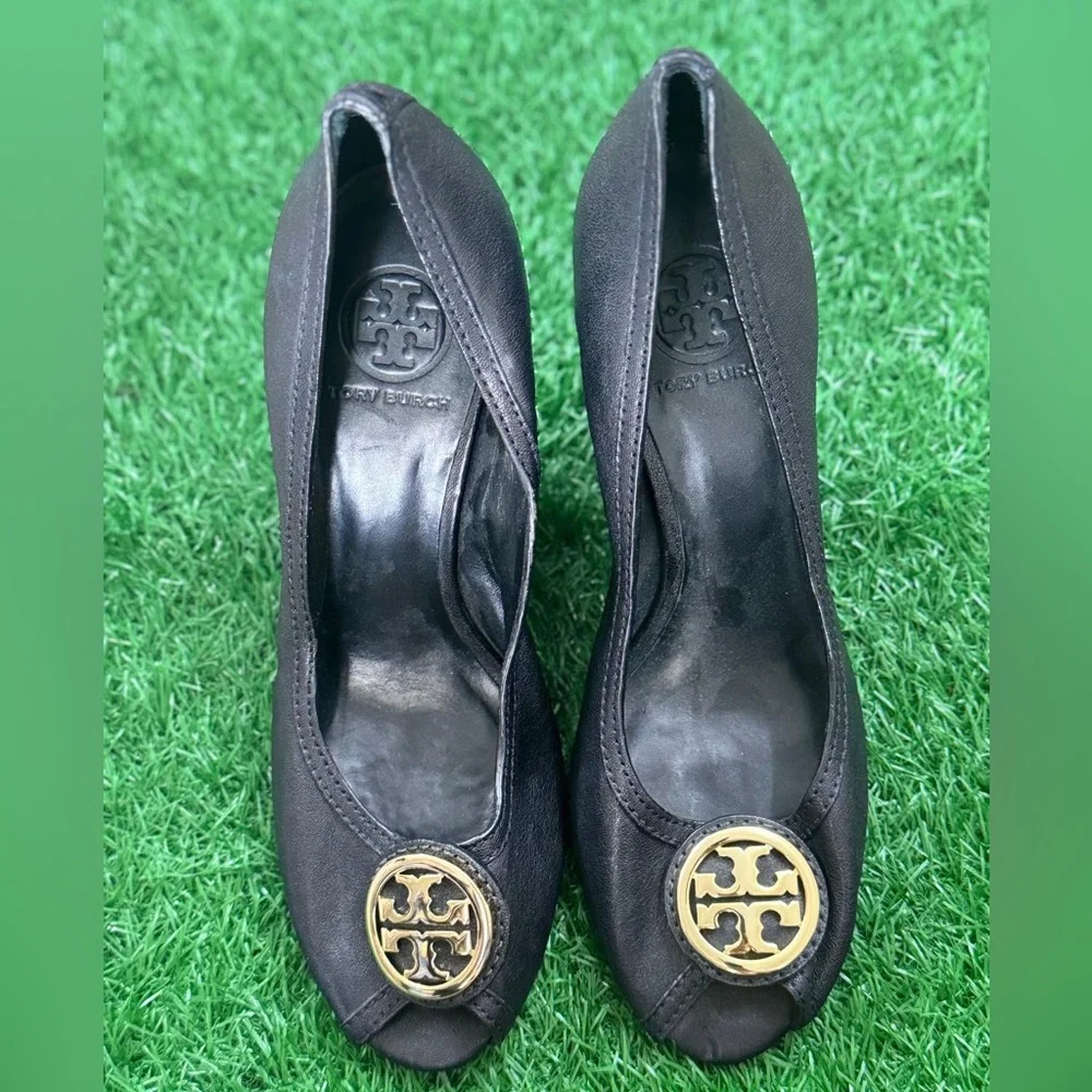 Tory Burch Black and Gold Heels with‎ Signature Logo Size 9.5